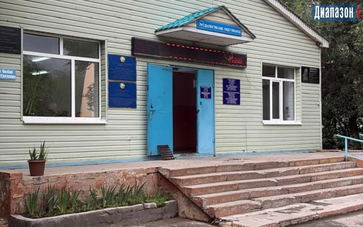 Водитель выжил после трагического инцидента на заправке, где погибли три человека, его состояние вызывает опасения Актобе