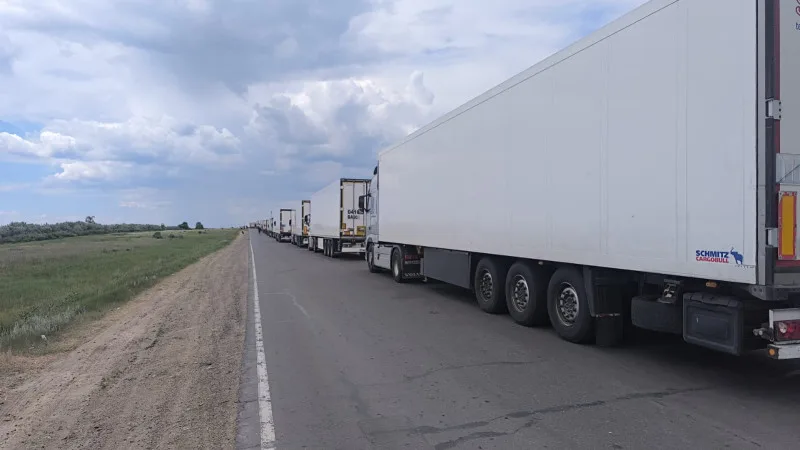 Павлодар: Многокилометровая пробка на границе с Россией Актобе