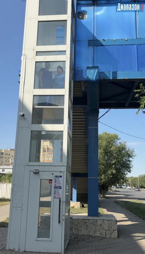 Лифт в переходе заработал! После долгого ожидания и ремонта, местные власти сообщили, что лифт, который соединяет две стороны перехода, вновь функционирует. Напоминаем всем пользователям о необходимости соблюдать правила безопасности. Чтобы избежать застр Актобе