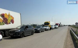 Километровые пробки на границе с Россией: международные последствия для торговли и путешествий