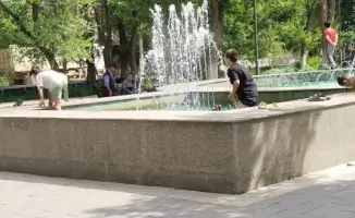 Летние забавы в городском фонтане: дети наслаждаются водой