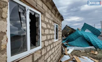 Ураган уничтожил дома, повалил деревья и обрушил 47-метровую башню связи