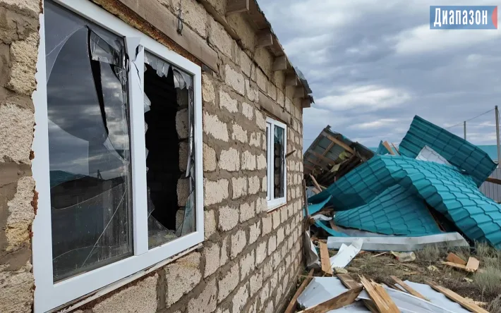 Ураган уничтожил дома, повалил деревья и обрушил 47-метровую башню связи Актобе