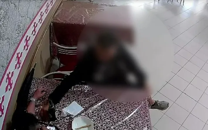 В Актобе задержали вора, который, уснув за столом в ресторане, остался без своего смартфона. Неожиданная ситуация привела к задержанию преступника, который, похоже, не ожидал, что его действия будут замечены. Актобе