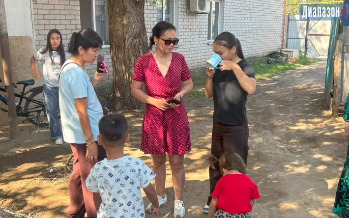 В Актобе в частном доме пробился источник горячих чудес: природа подарила жителям живительную струю прямо у порога! Актобе