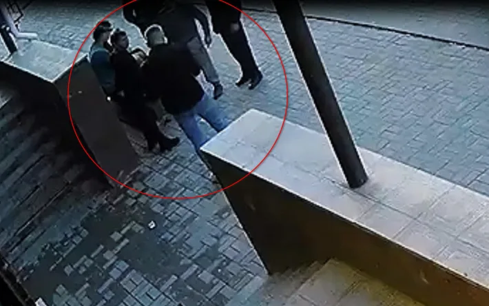В центре города группа вымогателей несколько часов удерживала мужчину, требуя отдать ему автомобиль. Пострадавший был избит и получил травмы, его состояние сейчас оценивается как стабильное. Полиция начала расследование инцидента и призывает свидетелей об Актобе