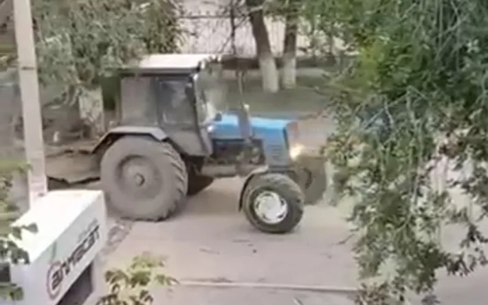 Работающий трактор разбудил жителей в 6 утра: Народный репортер сообщает Актобе