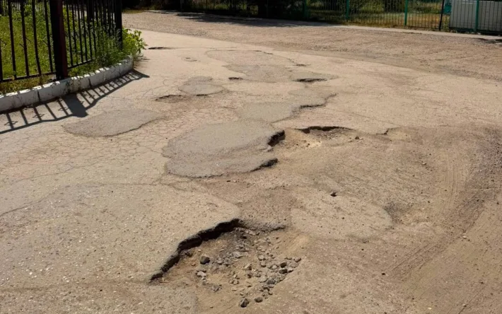 Жители улицы Центральной требуют ремонта дороги и обрезки деревьев: обращение в администрацию уже подано Актобе