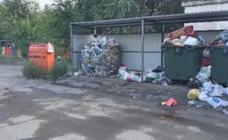 Возле акимата: территория сплошного мусора вызывает недовольство горожан